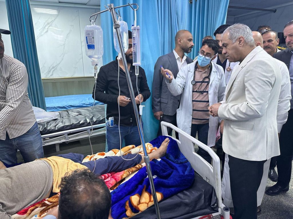 الدكتور خميس السعد يتفقد المرضى في مستشفى الرمادي التعليمي مساء اليوم