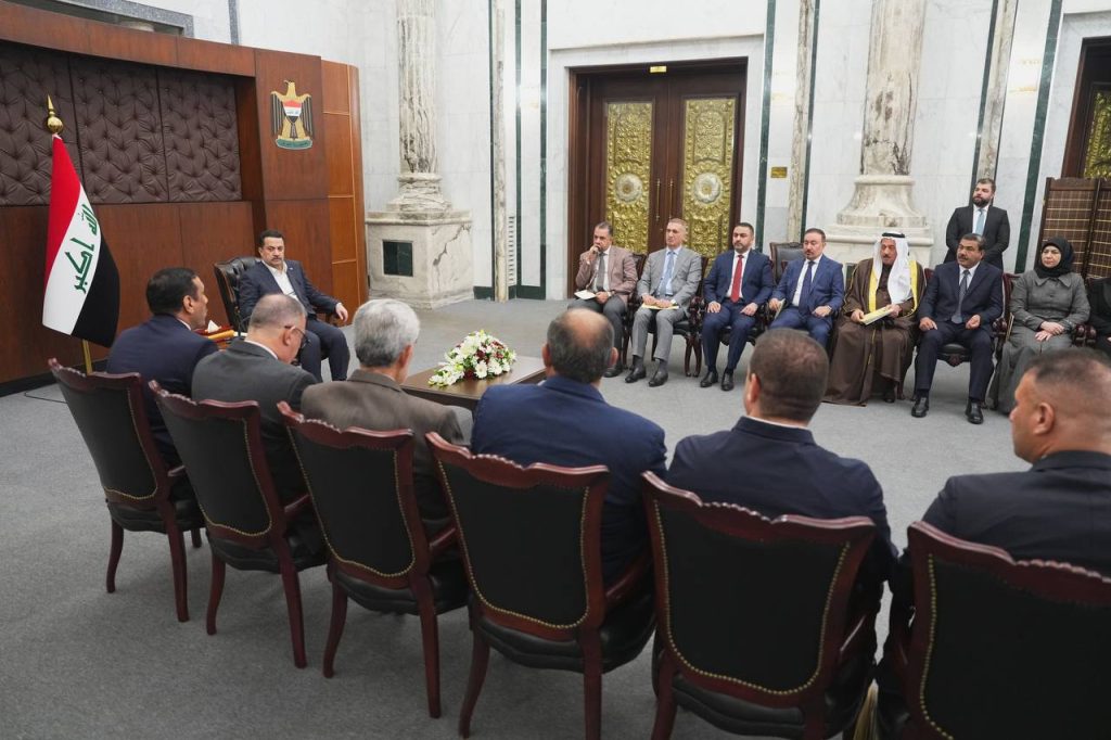 أعضاء كتلة السيادة النيابية يزورون رئيس مجلس الوزراء لمناقشة المستجدات السياسية والمشاريع التنموية في المحافظات المحررة