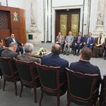 أعضاء كتلة السيادة النيابية يزورون رئيس مجلس الوزراء لمناقشة المستجدات السياسية والمشاريع التنموية في المحافظات المحررة