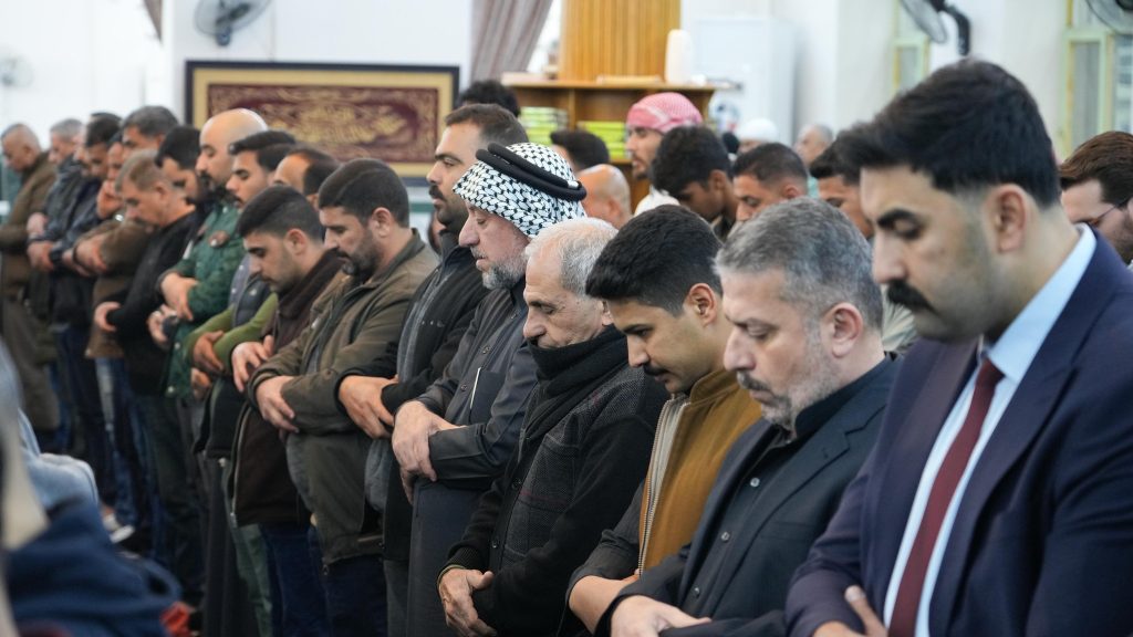 الشيخ الخنجر يؤدي صلاة التراويح في جامع بلال الحبشي ببغداد