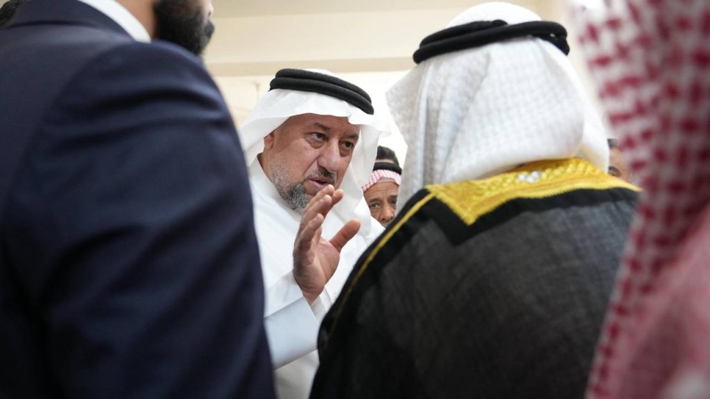 الشيخ الخنجر يؤدي صلاة الجمعة في جامع الحبيب المصطفى بمنطقة خان ضاري في قضاء أبو غريب