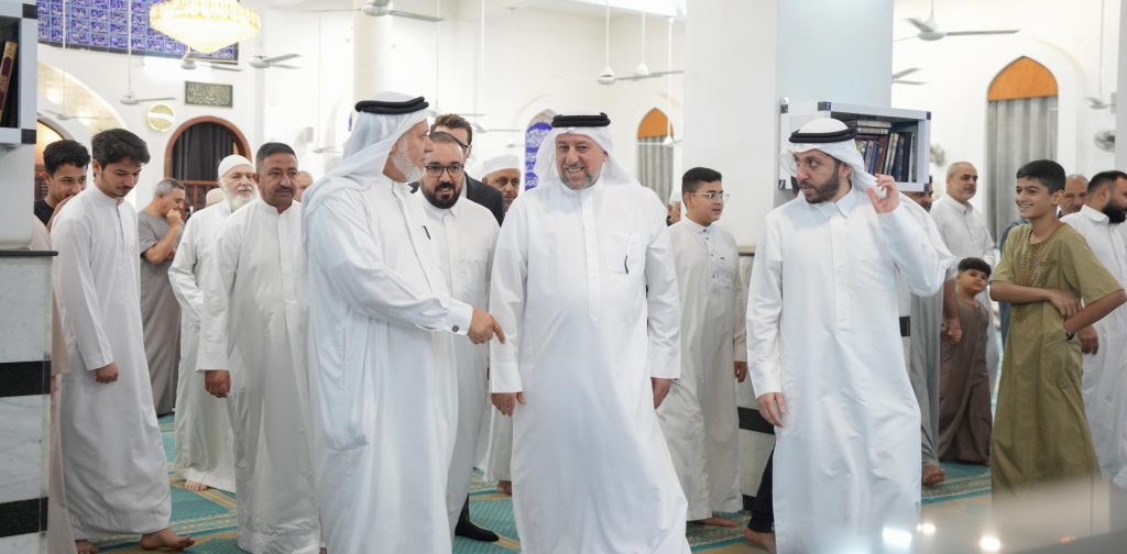 الشيخ خميس الخنجر يؤدي صلاة الفجر في جامع ملوكي