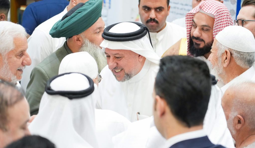 الشيخ خميس الخنجر يؤدي صلاة الجمعة في جامع عمر المختار ببغداد