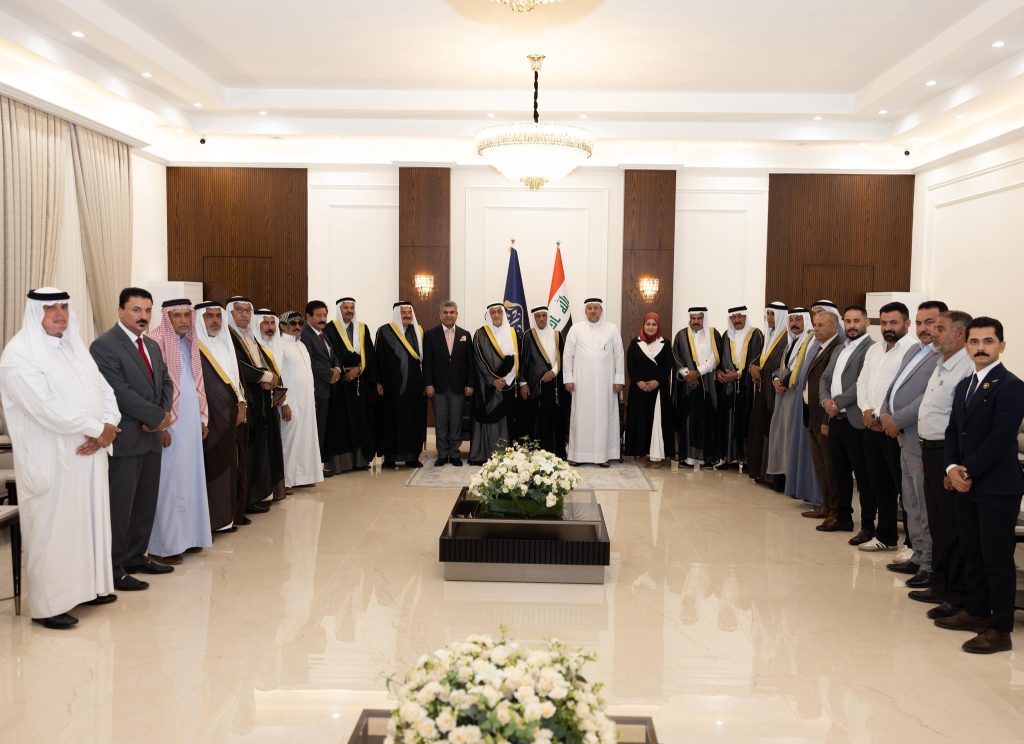 الشيخ خميس الخنجر يستقبل وفد عشيرة العكيدات ويؤكد استمرار العمل لإنهاء معاناة النازحين والمعتقلين الأبرياء