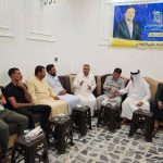 المرشّح محمد اللويزي يستقبل الضيوف في مكتبه، وسط أجواءٍ ودّية تعبّر عن عمق التواصل مع أبناء منطقته