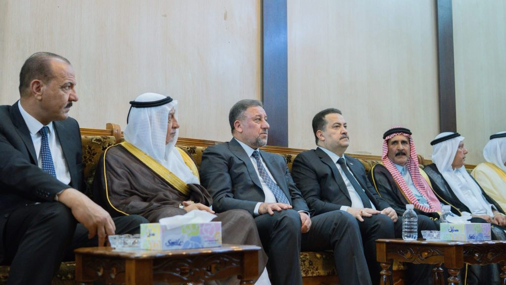 الشيخ خميس الخنجر يستقبل المعزين في مجلس عزاء الشهيد صفاء المشهداني