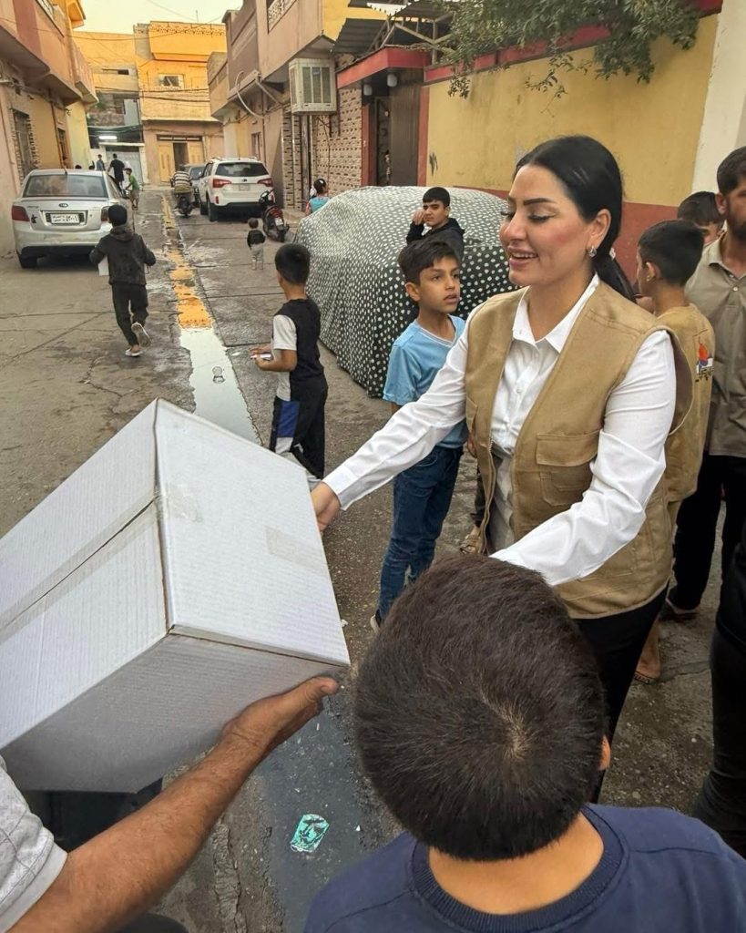 المرشحة مها أحمد عبد الرحمن توزّع السلات الغذائية في الموصل ضمن مبادرة إنسانية
