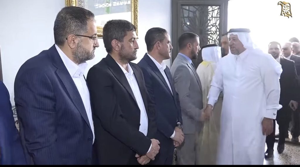 رئيس تحالف السيادة الشيخ خميس الخنجر يقدّم واجب العزاء في مضيف قبلة البو فهد في الرمادي