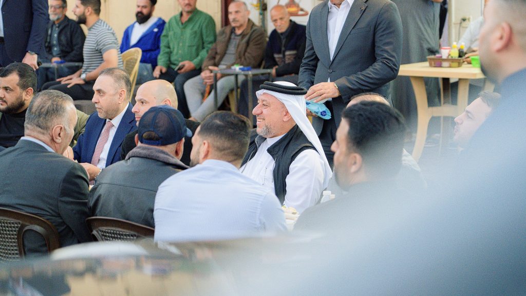 جانب من جولة رئيس تحالف السيادة الشيخ خميس الخنجر في مدينة الأعظمية ولقائه مع المواطنين بعد أداء صلاة الفجر في جامع الإمام الأعظم أبي حنيفة النعمان