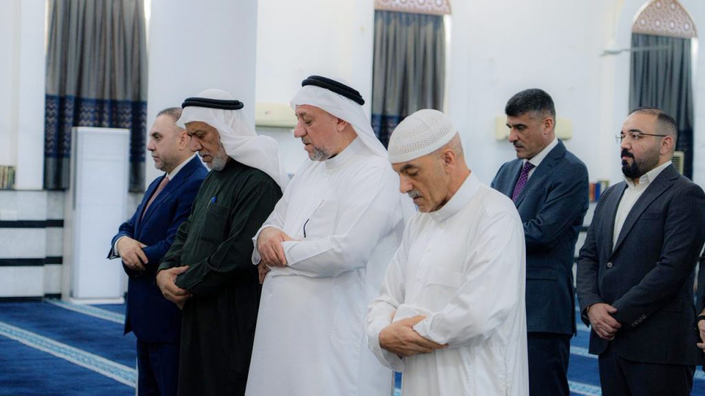 أدّى رئيس تحالف السيادة الشيخ خميس الخنجر صلاة العصر في جامع ملوكي بمدينة العامرية وسط العاصمة بغداد.